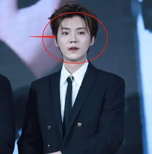 原创鹿晗久违被拍生图吸引全场的却是腿30岁能保持这样谁信啊