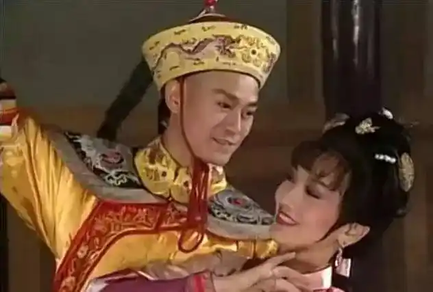 状况▏原依泽华直播短路,秒忘《戏说乾隆》主题曲旋律;众听友清唱提醒