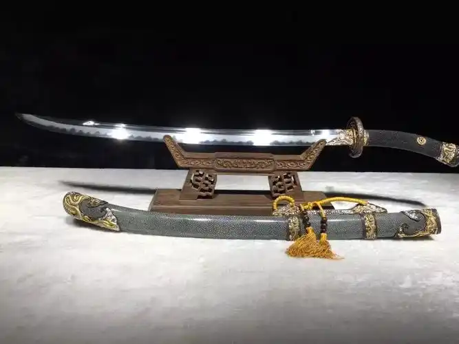 十四势锦盒内还有一支精钢钩带着一条钢丝,可激射至围城高处,飞檐走壁