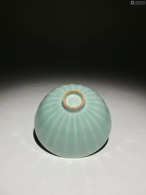 南宋龙泉窑青瓷莲瓣纹碗