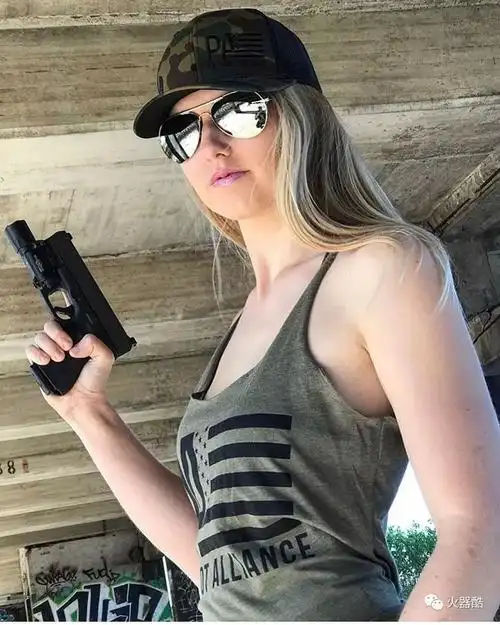 战术娇艳女人拿起枪魅力值暴涨啊