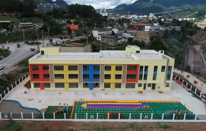 兰坪县为易地搬迁房配置的幼儿园外墙五颜六色,充满童趣.