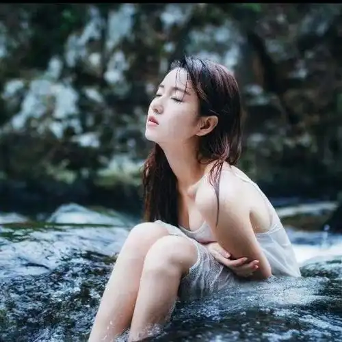 网络歌曲:雨水打湿这条孤独的街