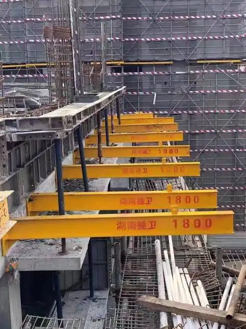 新型梁侧悬挑承力架的组成_悬臂_预埋件_工字钢