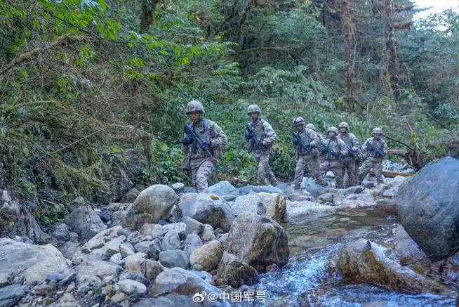 墨脱边防官兵密林边开路边巡逻
