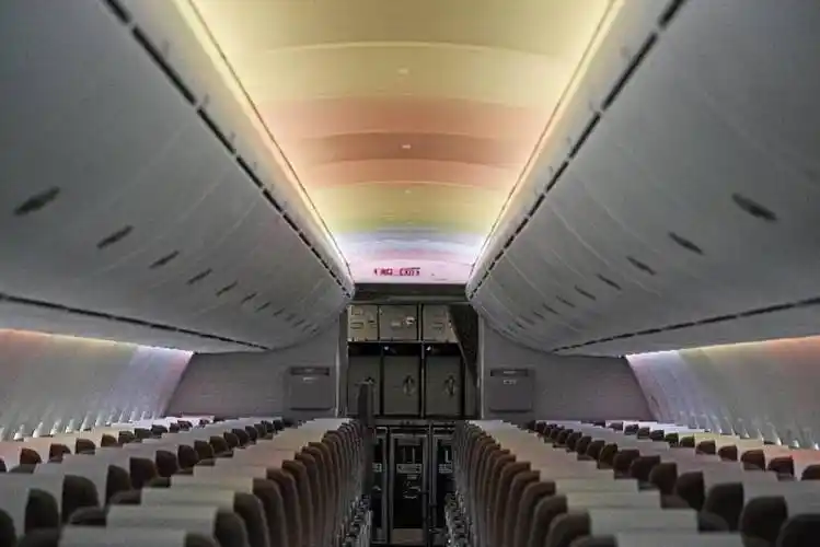 东方航空公司c919客机客舱内部. 新华社照片c919客机驾驶舱内部.