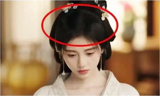 发际线黑乎乎一片发缝都没有鞠婧祎连假头套都精细处理