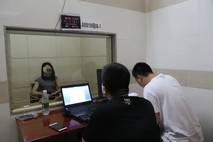 兰州警方在审讯犯罪嫌疑人.兰州市公安局供图