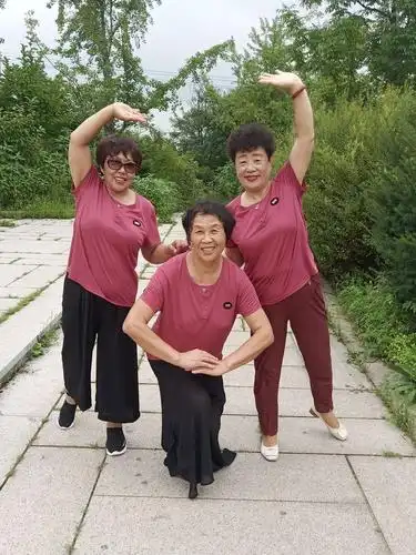 三姐妹来拍照,点缀自己的人生过往,人生如梦,岁月匆匆,珍惜春光,享受