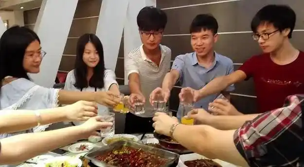毕业聚会喝酒不会说开场白学会这3句内行话教你玩转酒局