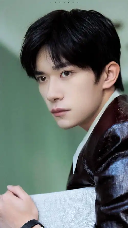 易烊千玺复古红皮衣##易烊千玺二三逢时戢鳞风起##vogue时尚之力驶後