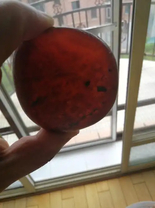 这是什么石头,表面暗红,透光