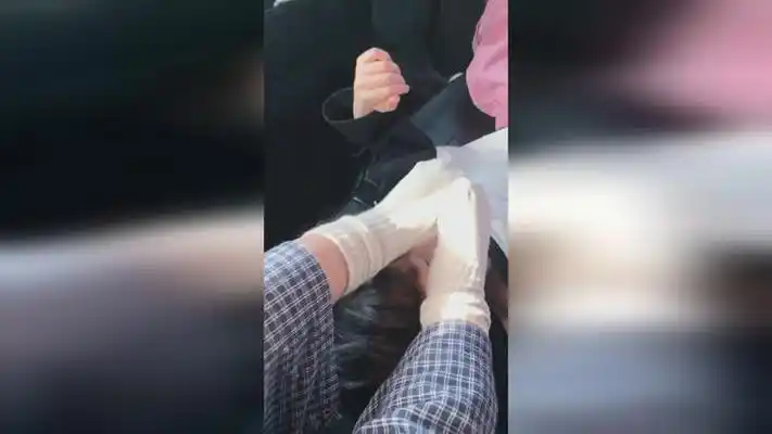 我的天啦,这么好看的脸怎么能用脚踩