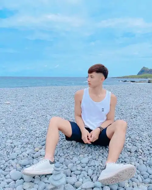 不用多说,他就是一个身材比较瘦弱的小伙子,一个个子比较小的小伙子.