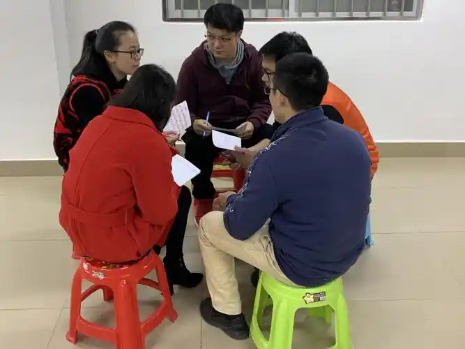 (班主任小组讨论)