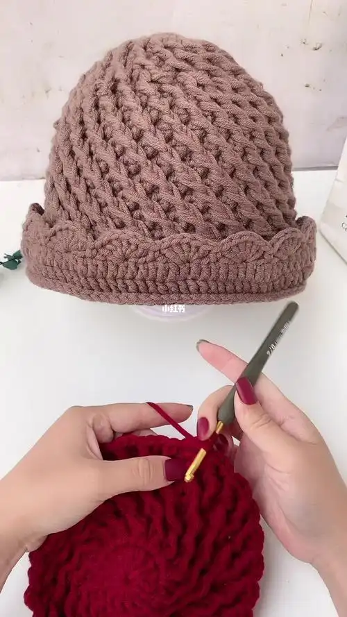 准备8股牛奶棉,两团,看个人手劲,手劲松的可能两团半,4毫米钩针