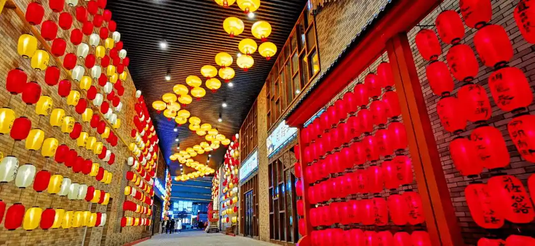 建发大阅城旅游休闲街区是银川市规模最大,业态最丰富,人气最火热的