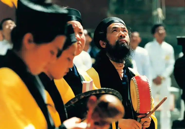 乾道和坤道持手鼓,钹,手铃等击奏法器演奏敬天祈福的道教音乐