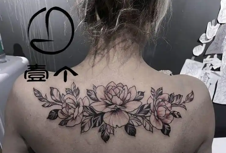 素花纹身图片_肩部水彩纹身图案