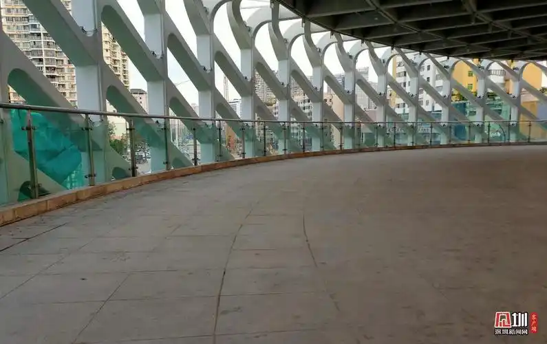 距离地铁口1公里春花天桥四周有4个公交站点,从天桥步行150米左右均能