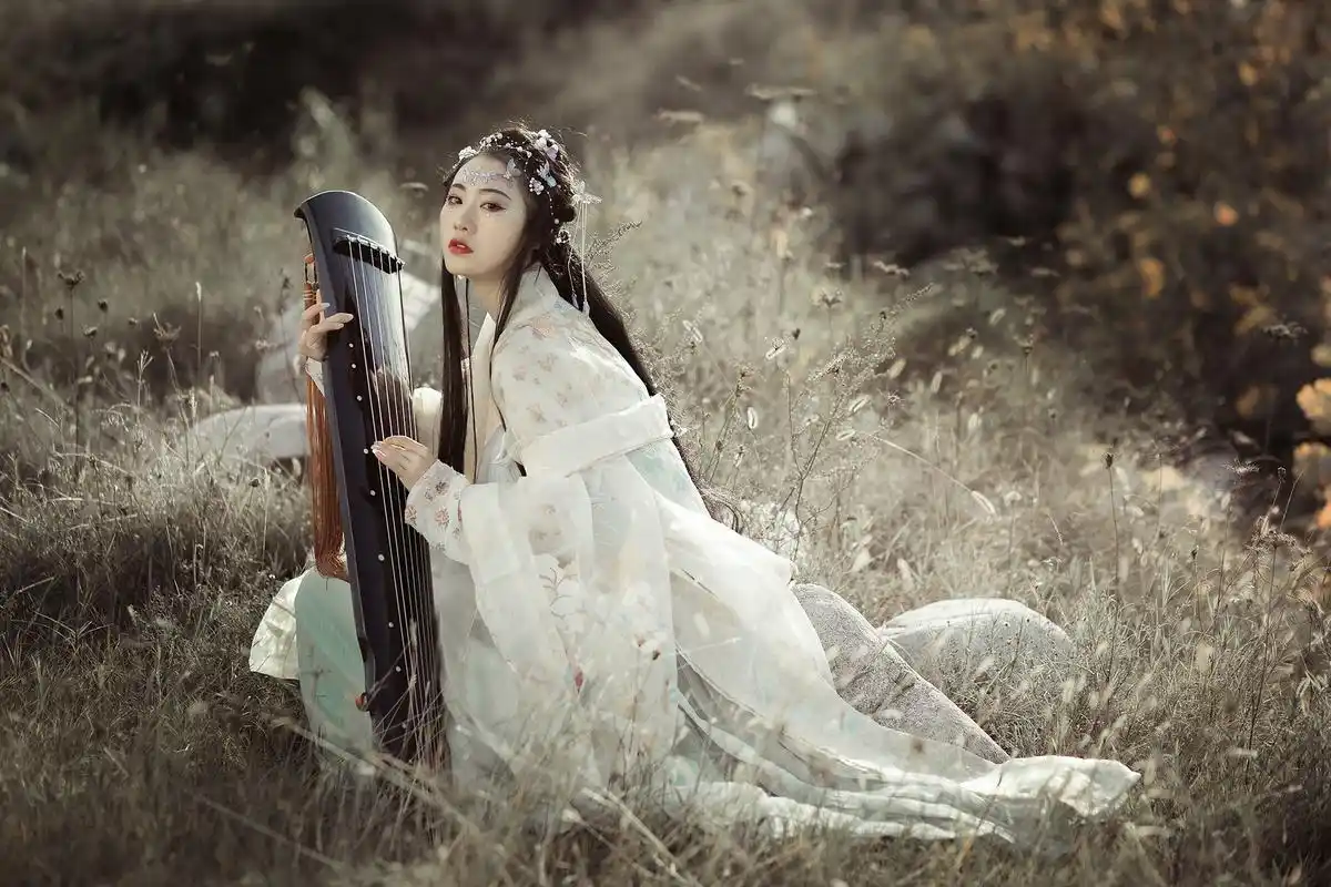 写真:弹古琴穿古装,小姐姐美不美?
