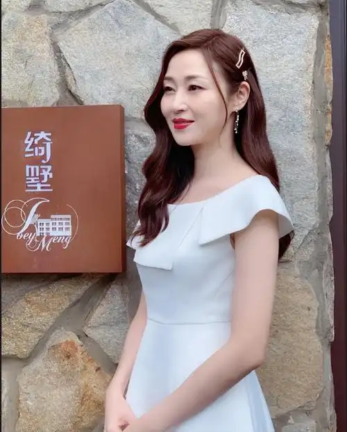 2020年与tvb合约期满后,万绮雯来到莫干山做旅游节目,一下子爱上了