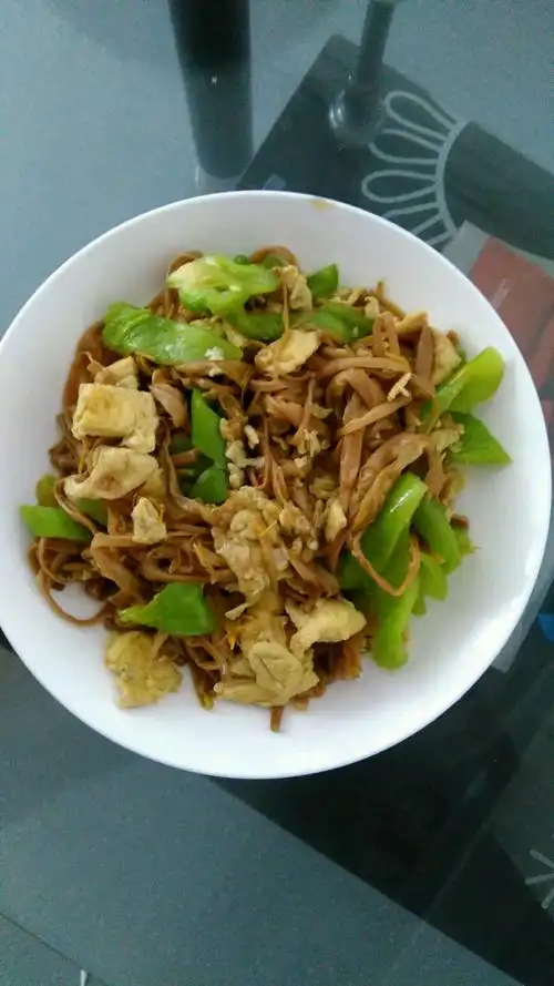 p>黄花菜炒鸡蛋是用黄花菜,鸡蛋制作的一道家常菜.