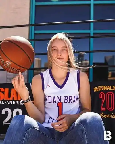 全美第1女高中生库里都来看她打球这个篮球女孩有颜又能打