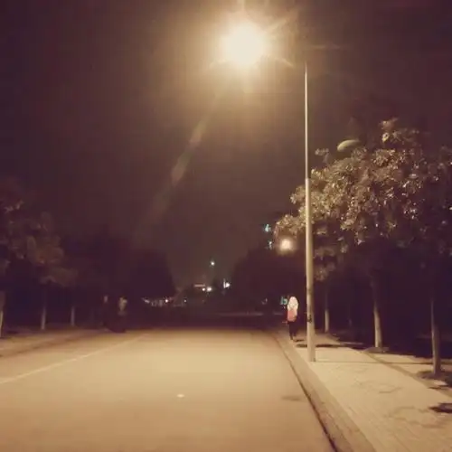 夜晚路灯下伤感的人图片