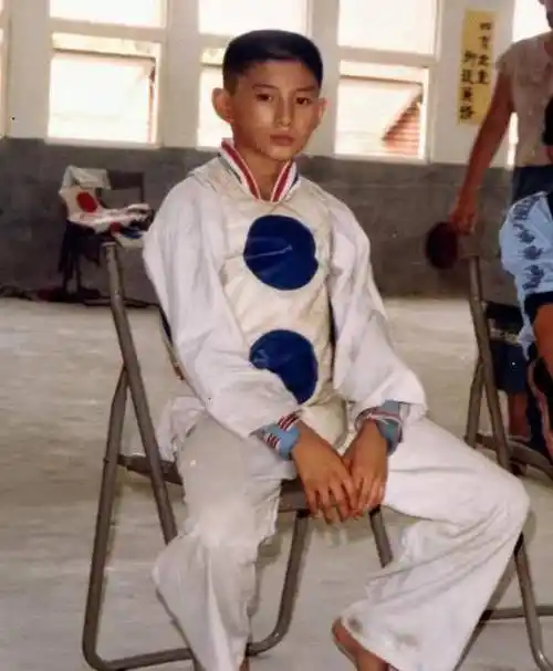 "霹雳虎"吴奇隆藏着无数辛酸的前半生,和他背后的温柔女神_小虎队