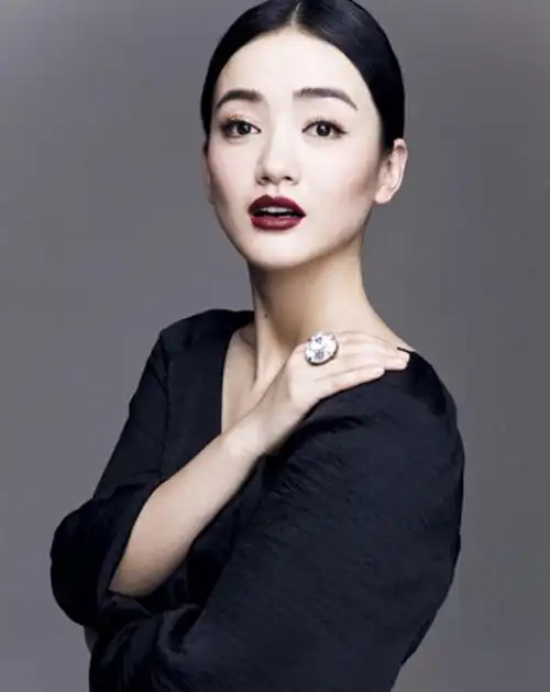 女演员朱杰个人资料:她凭《潜伏》爆火,和胡歌是同学,丈夫位列全球