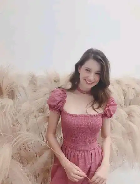 《囧妈》里的娜塔莎很亮眼,但是和她比,还是逊色不少