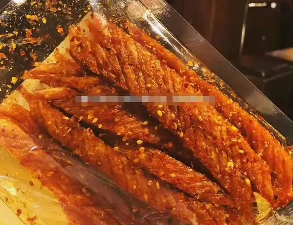 小时候喜欢吃的辣条现在几乎人间蒸发90后估计都吃过