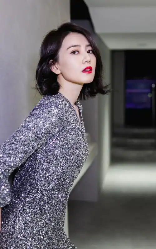 被高圆圆给惊艳了波波头短发搭配亮片连衣裙优雅大气超好看