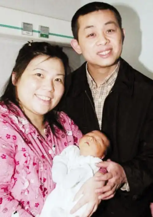 2008年,邓亚萍在英国剑桥大学博士毕业,和丈夫林志刚,儿子林瀚铭一家