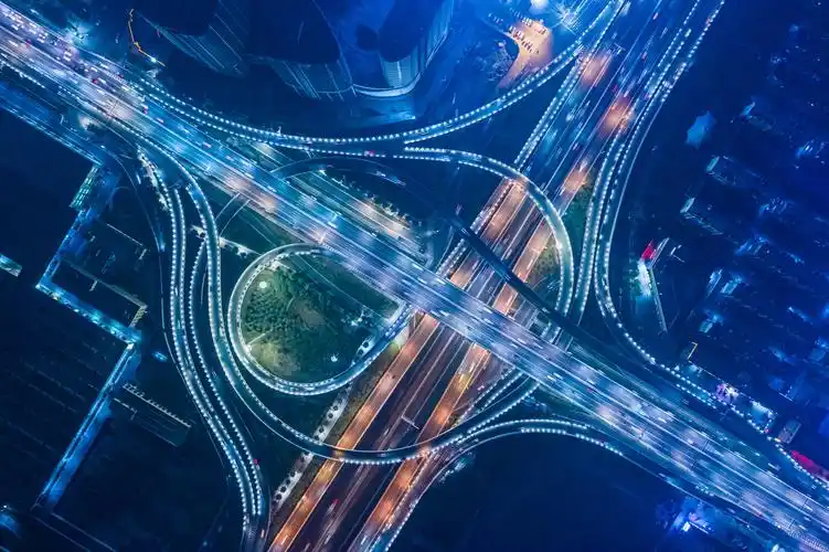 航拍郑州立交桥夜景灯光璀璨尽显大都市气息