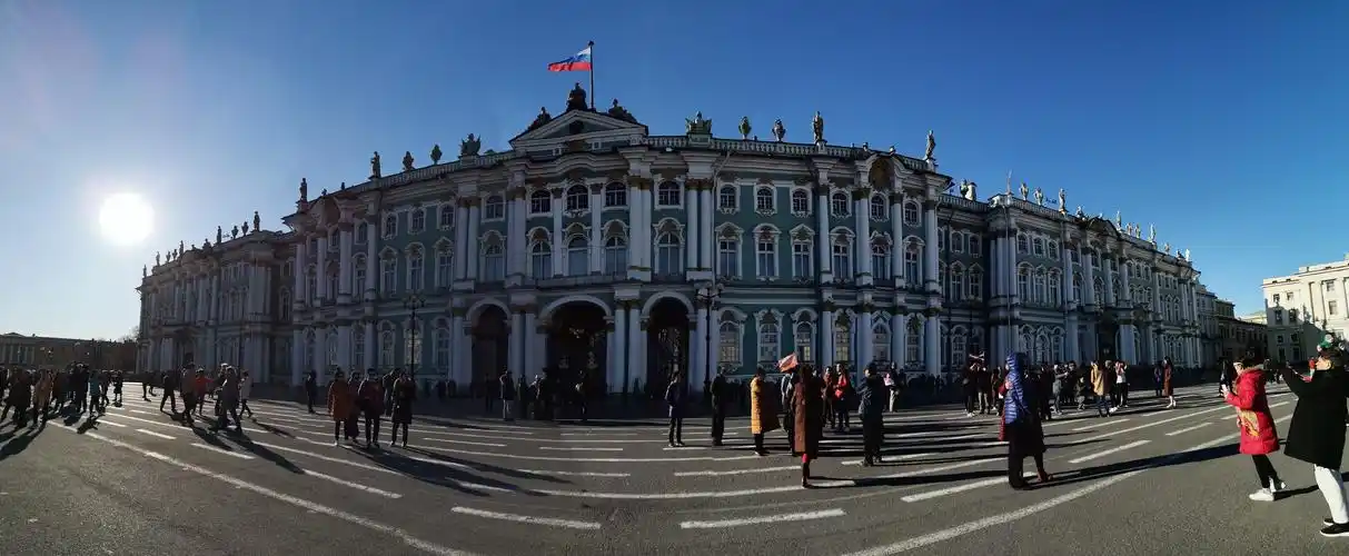 冬宫是俄罗斯圣彼得堡的标志性建筑,它是世界四大博物馆之一.