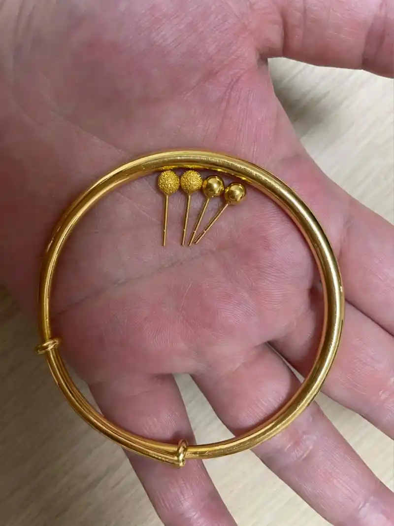 04克金镯子,2021年3月2日买的时候金价468,总价两万四不到.