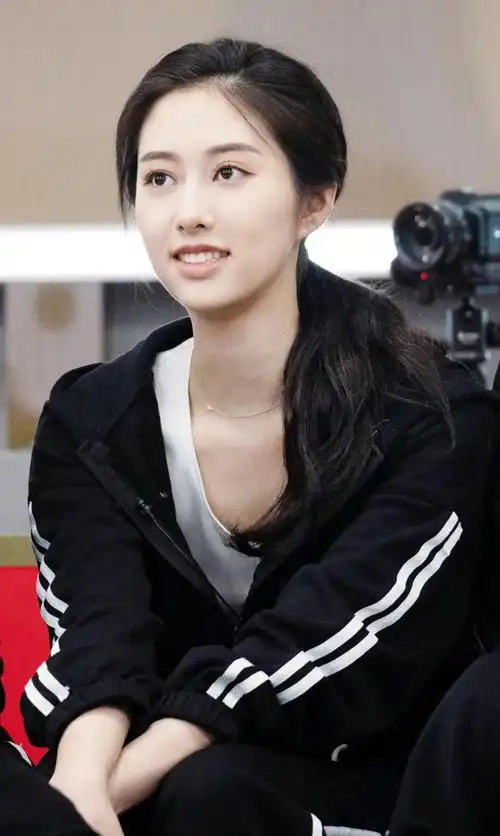 在录制超a夜话时,《我是女演员》已经录制到了第8期,学员们与教学团