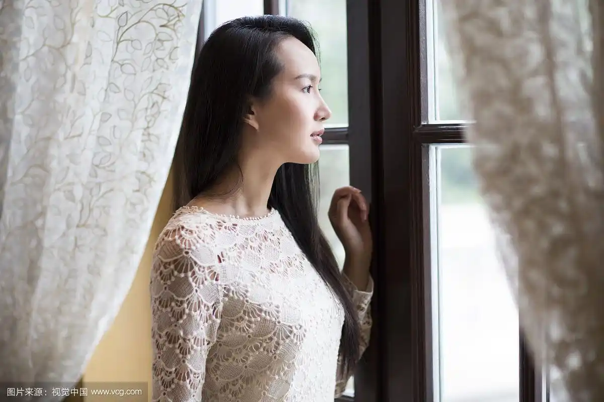 年轻女子看向窗外