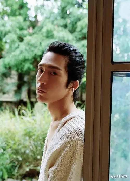 娱乐圈留长发却不"娘"的8位男明星,个个五官硬朗,野性又帅气