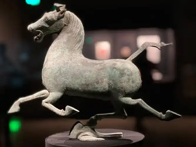 天马西来铜奔马为东汉青铜器国宝级文物1969年10月出土於甘肃省武威市