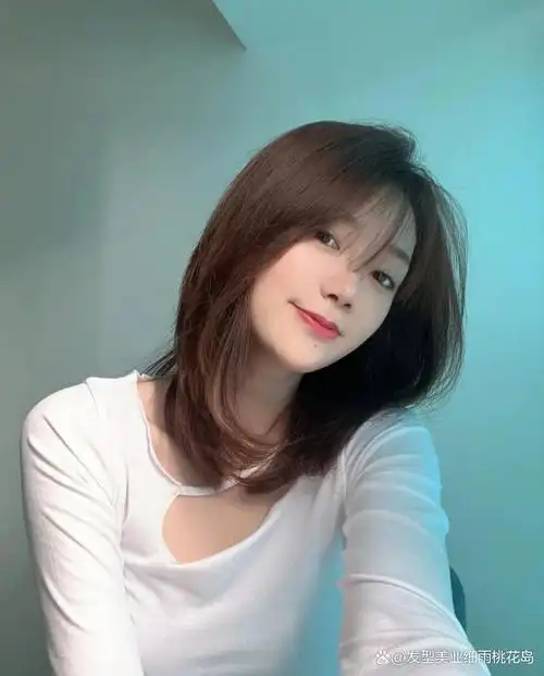 又甜又飒的锁骨发,到了春季不冷不热的季节最适合这种不长不短的发型