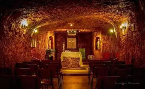 澳大利亚"丧尸村",来这里要小心那些洞