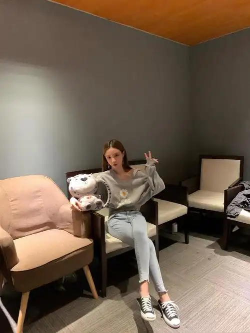 网红雪梨穿衣品味真高级,简约穿搭并存浪漫与甜美,轻松变女神!