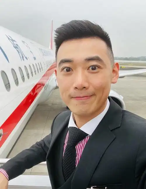 爱健身的空少,撸铁锻造出肌肉好身材,穿上制服男人味儿十足!