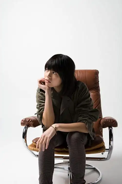 椅子上托腮发呆的女孩高清图片