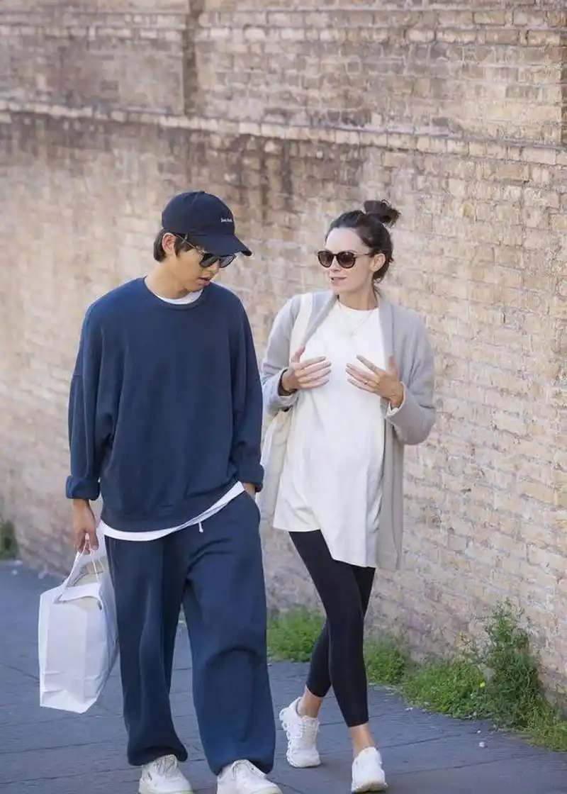 宋仲基与妻子十指相扣,大秀恩爱. 凯蒂·桑德