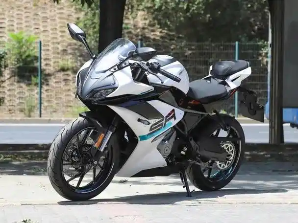 从外观设计上来看,2023款250sr继承了春风sr-c21概念车的设计元素