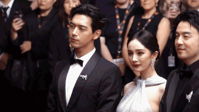 李现帮杨幂拍照